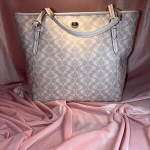 Authentic 2014 COACH Peyton Dream C Zip Top Tote – Dove/White (F27350)